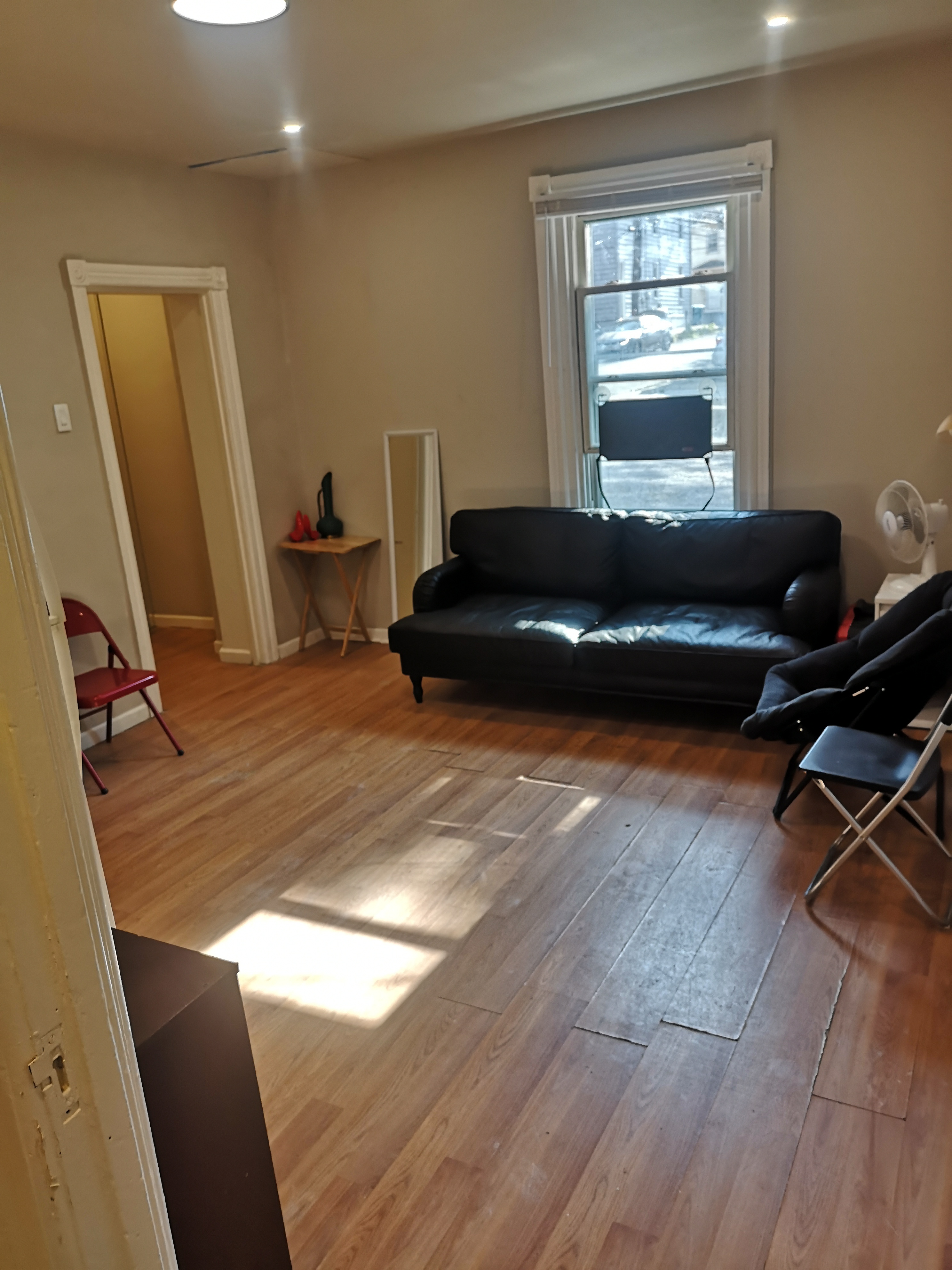 🏠 Renovated 5BR/2BA Home on E Morton – Rent by Room or as a Group!