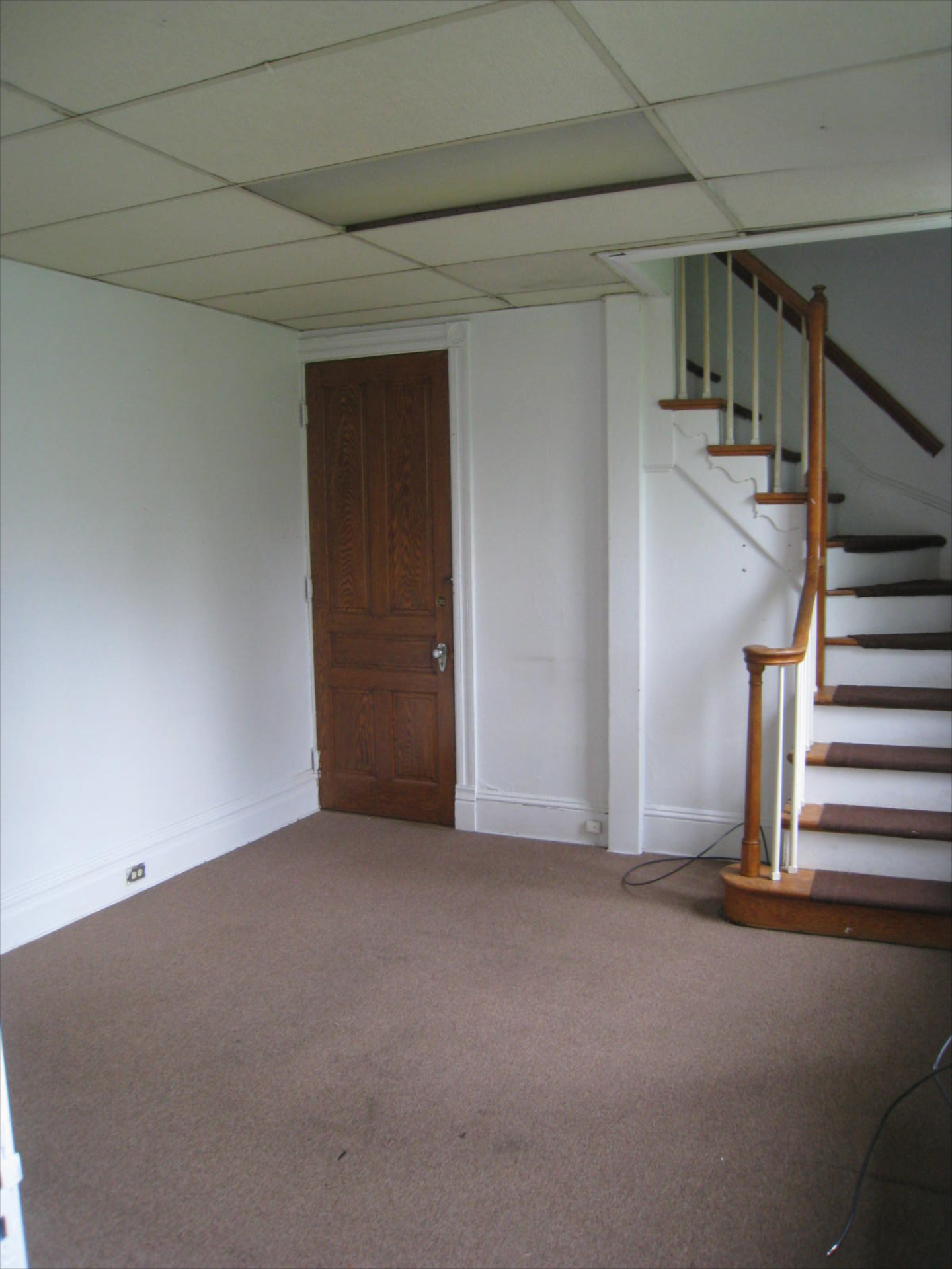 🏠 Spacious 2BR/1BA Duplex at 112 E 4th St Rear: Private Entrance, Porch, Yard & More!