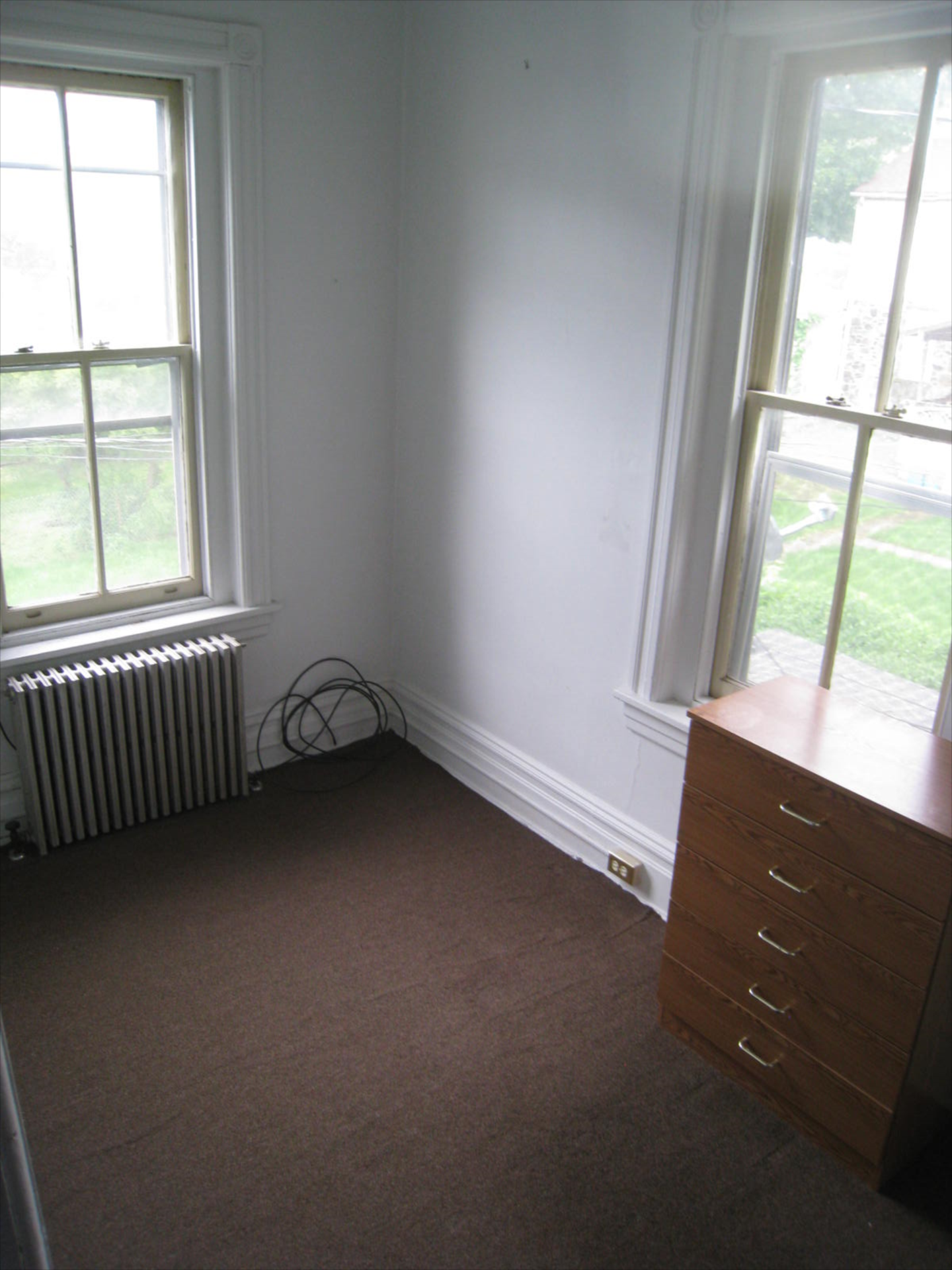 🏠 Spacious 2BR/1BA Duplex at 112 E 4th St Rear: Private Entrance, Porch, Yard & More!