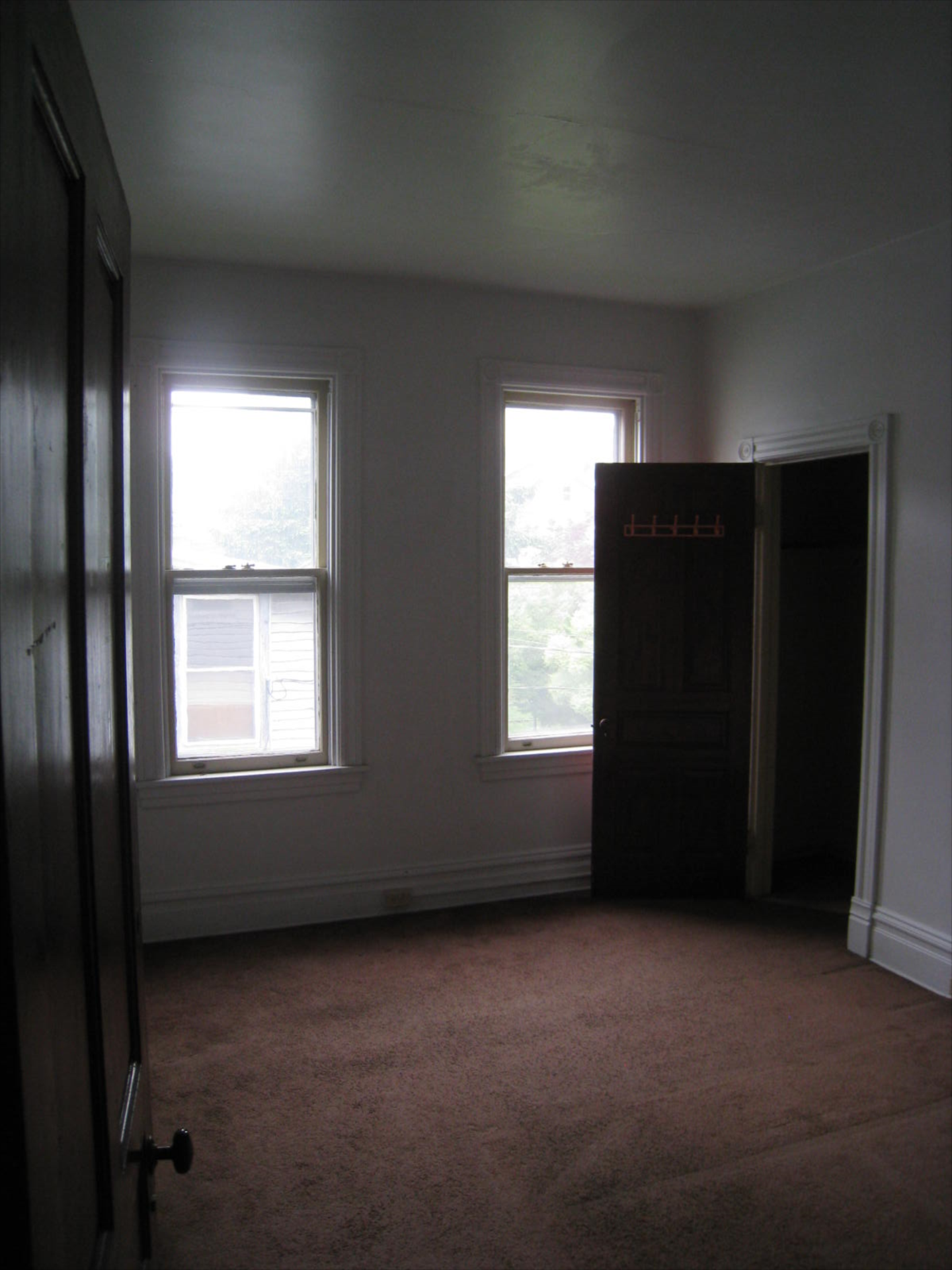 🏠 Spacious 2BR/1BA Duplex at 112 E 4th St Rear: Private Entrance, Porch, Yard & More!