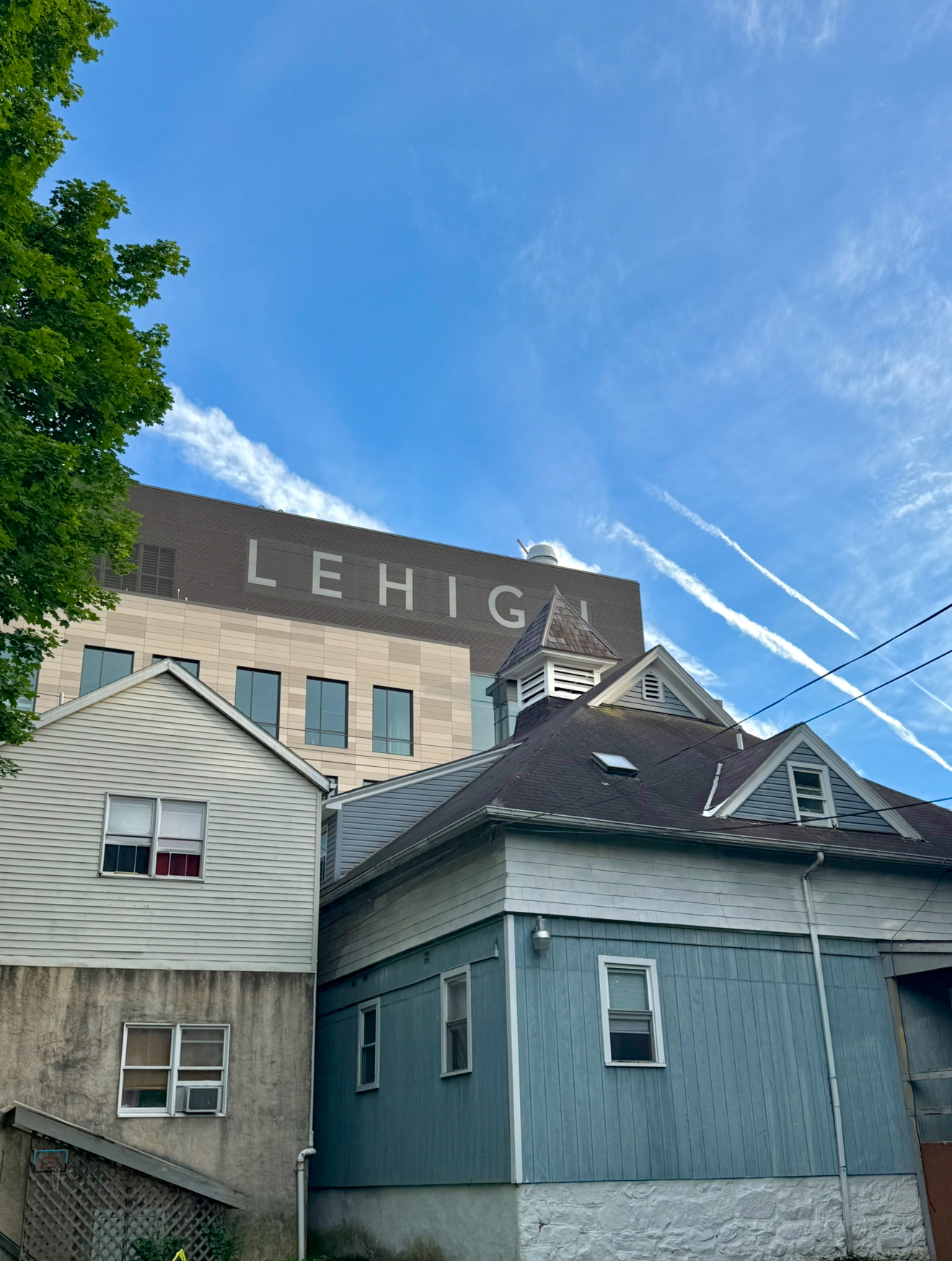 🏠 Spacious 2BR/1BA Duplex at 112 E 4th St Rear: Private Entrance, Porch, Yard & More!