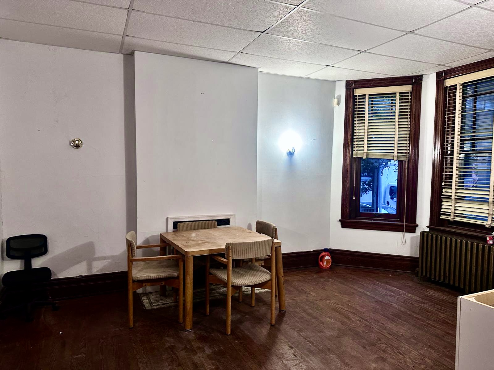 🏠 Affordable 4BR/1BA Triplex on E 4th St – Porch, Yard, Laundry & More!