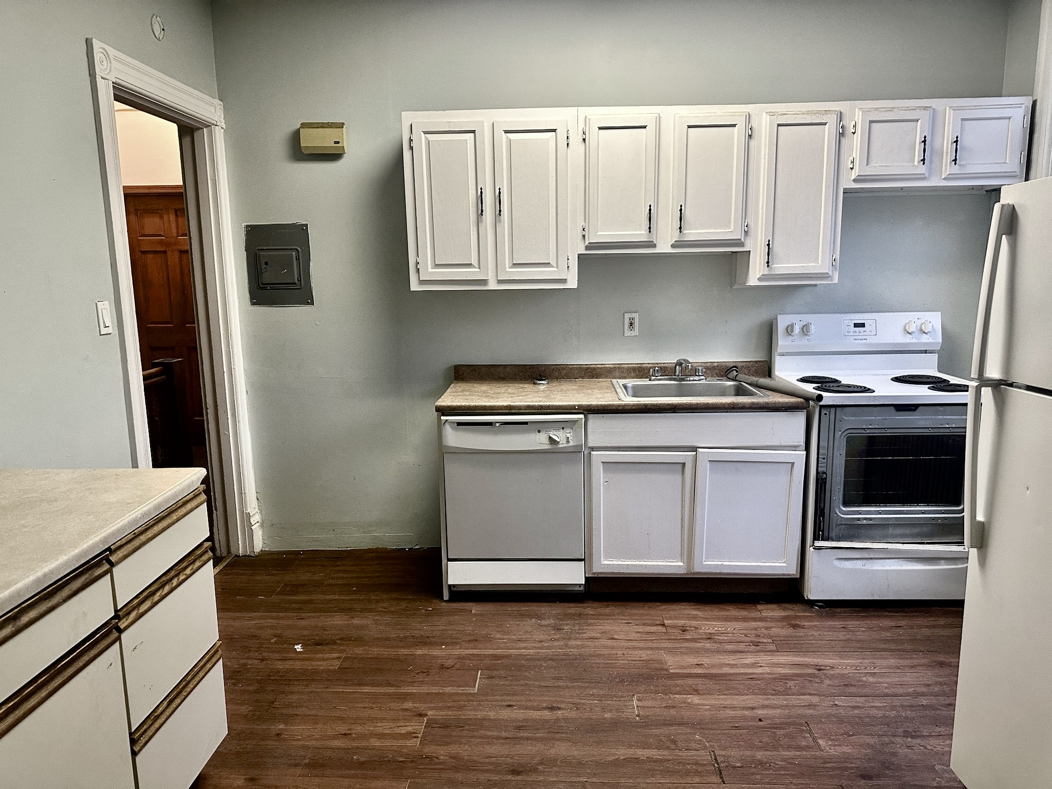 🏠 Affordable 4BR/1BA Triplex on E 4th St – Porch, Yard, Laundry & More!