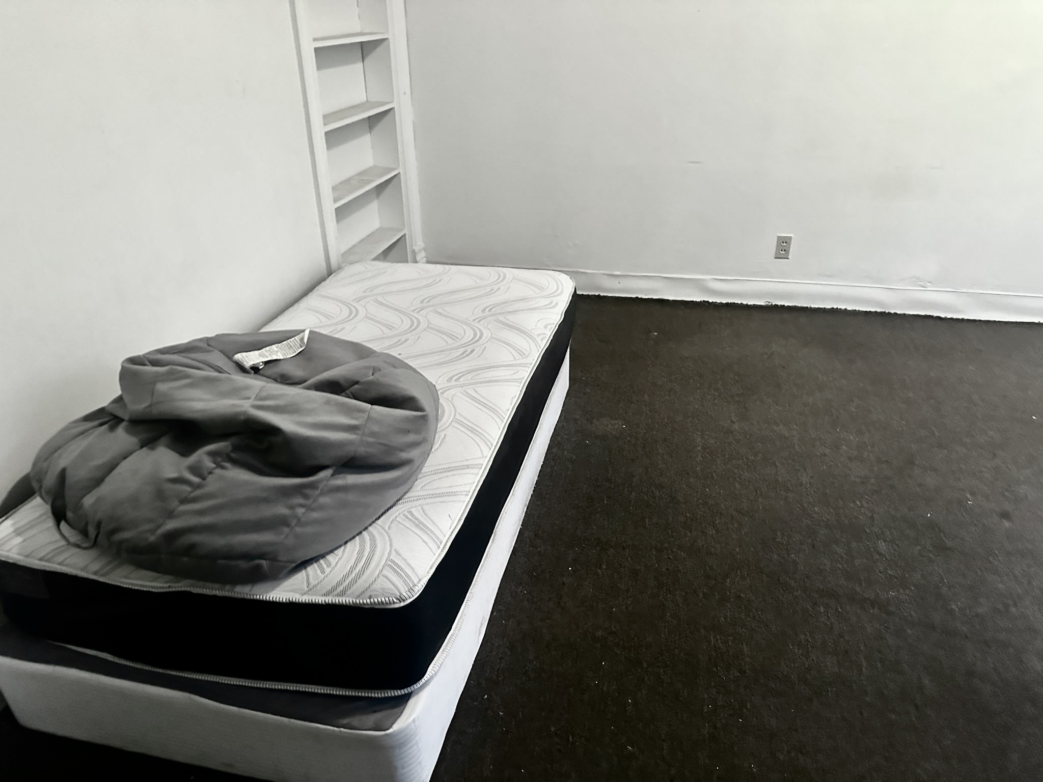 🏠 Affordable 4BR/1BA Triplex on E 4th St – Porch, Yard, Laundry & More!